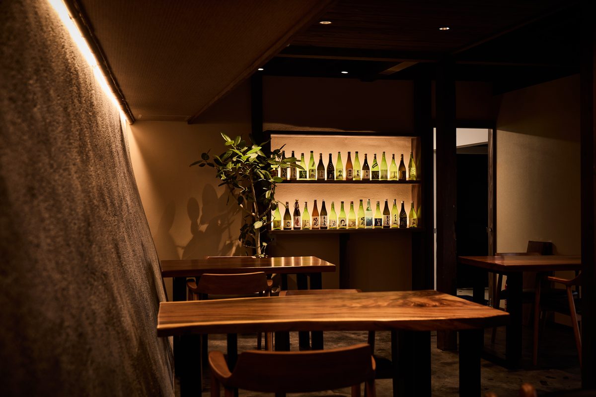 地酒の棚を備えたラウンジ